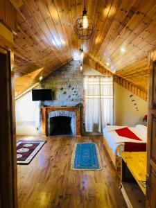 1 dormitorio con 1 cama y chimenea en Chichoga Heights, en Manali