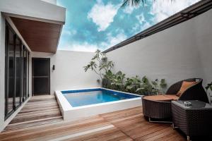 una piscina en medio de una casa en Woda Villa & Spa en Sengkuang