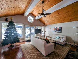 uma sala de estar com uma árvore de Natal e um sofá em Cozy Escape, Kawarthas Cottage With Sauna em Buckhorn