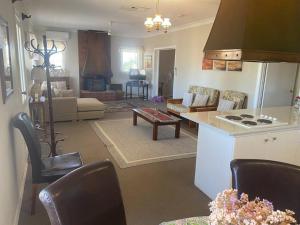 Η κουζίνα ή μικρή κουζίνα στο Daisy Cottage located on Buckland Estate