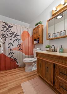 Un baño con inodoro y cortina de ducha. en Hygge Haus Sequoia - Large Private Cabin w Views, en Ponderosa 67 fotos más
