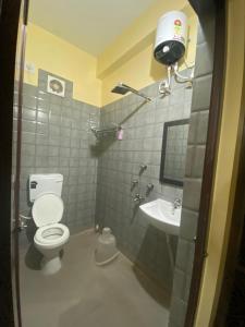 A bathroom at HOTEL RAJMANDIR