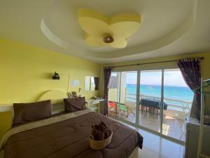 a bedroom with a bed and a view of the ocean at วินเนอร์วิว เกาะล้าน in Ko Larn