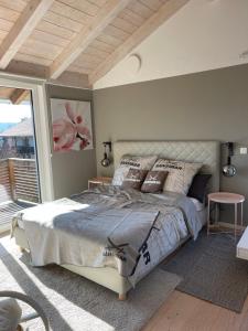 Llit o llits en una habitació de Architektenhaus mit Bergblick 220qm+Terasse/Garten