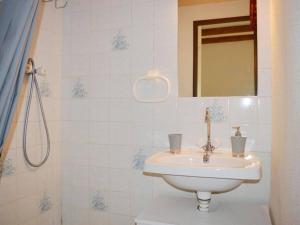 y baño con lavabo y espejo. en Maison Narbonne, 1 pièce, 4 personnes - FR-1-229B-565, en Narbona