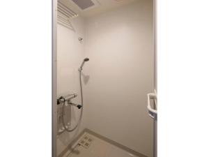 W łazience z białą ścianą znajduje się prysznic. w obiekcie Megu fuji 2021 - Vacation STAY 74533v w mieście Fujiyoshida