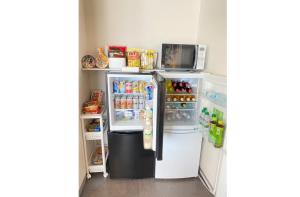 una cucina con frigorifero a pianta aperta e forno a microonde di Megu fuji 2021 - Vacation STAY 74533v a Fujiyoshida