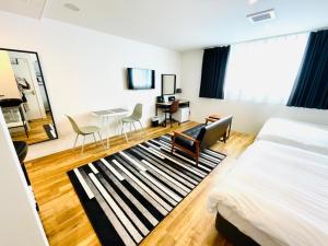 1 dormitorio con 1 cama, mesa y sillas en Megu fuji 2021 - Vacation STAY 74531v, en Fujiyoshida