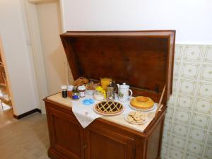 una mesa con comida encima en B&B Le Stanze del Chiostro, en Serra deʼ Conti