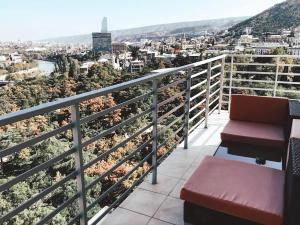 einen Balkon mit Stadtblick in der Unterkunft Panorama 360° Hotel in Tbilisi City