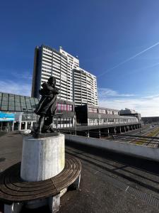 uma estátua de um homem e uma mulher numa cidade em Ferienwohnung Havenwelten em Bremerhaven