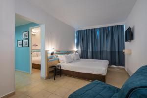 um quarto de hotel com duas camas e um espelho em Eilot Kibbutz Country Lodging em Eilat