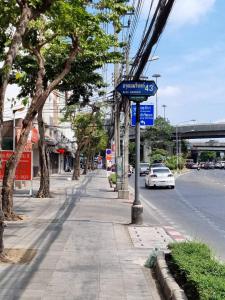 ein Straßenschild an der Seite einer Stadtstraße in der Unterkunft My Hotel Bangkok Noi in Bangkok Noi