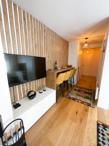 Μια τηλεόραση ή/και κέντρο ψυχαγωγίας στο Brko 8 - Lazy Skiing Retreat