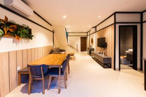 Sengkuang的住宿－Woda Villa & Spa，一间带木桌和椅子的用餐室