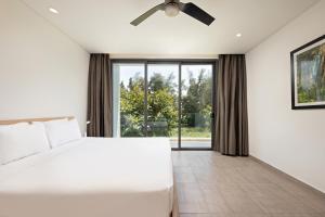 een slaapkamer met een wit bed en een groot raam bij The Point Villa Da Nang in Da Nang +20 foto's