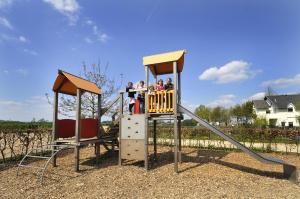 a group of people playing on a playground at Auberge de Smockelaer in Heijenrath