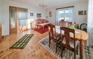 Dapur atau dapur kecil di 3 Bedroom Lovely Home In Bullaren