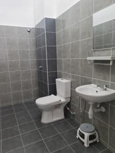 y baño con aseo y lavamanos. en Madinatus Syifa Homestay, en Kota Tinggi