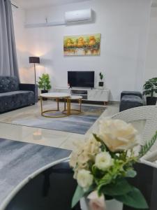 sala de estar con sofá y mesa en Madinatus Syifa Homestay, en Kota Tinggi
