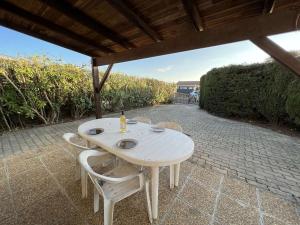 Ogród w obiekcie Maison avec Cour, Piscine Sécurisée, Climatisation, 3 Chambres, Proche Plage, 8 Personnes - FR-1-701-33