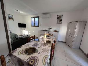 Telewizja i/lub zestaw kina domowego w obiekcie Maison avec Cour, Piscine Sécurisée, Climatisation, 3 Chambres, Proche Plage, 8 Personnes - FR-1-701-33