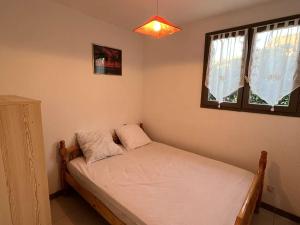 Łóżko lub łóżka w pokoju w obiekcie Maison avec Cour, Piscine Sécurisée, Climatisation, 3 Chambres, Proche Plage, 8 Personnes - FR-1-701-33