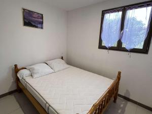 mała sypialnia z łóżkiem i oknem w obiekcie Maison avec Cour, Piscine Sécurisée, Climatisation, 3 Chambres, Proche Plage, 8 Personnes - FR-1-701-33 w mieście Vendres +9 zdjęć