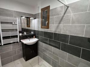 łazienka z umywalką i lustrem w obiekcie Maison avec Cour, Piscine Sécurisée, Climatisation, 3 Chambres, Proche Plage, 8 Personnes - FR-1-701-33 w mieście Vendres