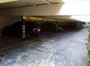 un garaje con dos coches aparcados en él en Charlott Hotel, en São Paulo