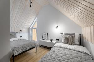 sypialnia z 2 łóżkami i oknem w obiekcie Hill & Chill Kudowa Zdrój w Kudowie Zdroju