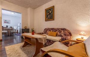 - un salon avec un canapé et une table dans l'établissement Lovely Apartment In Premantura With Wifi, à Premantura