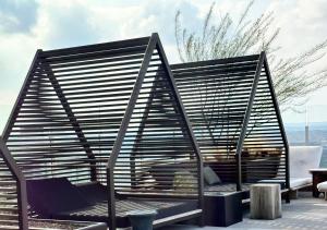 estructura de madera grande con sillas en el patio en Brand New - Spacious Luxury Condo, Steps from Lake & Rainey for 4 en Austin