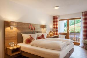 Postel nebo postele na pokoji v ubytování Hartungs Hoteldorf