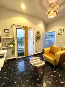 a living room with a couch and a table at Bel appartement avec petit balcon sympa in Porto-Novo