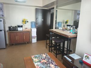 une cuisine avec un comptoir, une table et un comptoir dans l'établissement NICE CORNER AYALA 1 bedroom condo at heart of DAVAO CITY with hi speed wi fi internet, à Davao