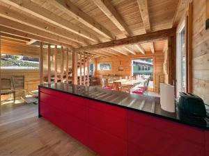 eine Küche mit roter Arbeitsplatte in einem Haus in der Unterkunft Les Granges de Sarreyer in Sarreyer