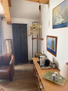 a living room with a desk and a chair at Pitibi Maison d'Hote in Sanary-sur-Mer