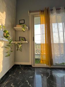 a room with a door and a window at Bel appartement avec petit balcon sympa in Porto-Novo