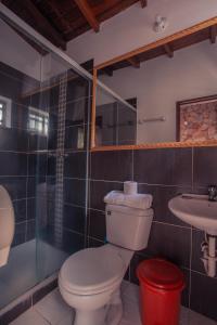 y baño con aseo y lavamanos. en Hotel Palma De Sevilla, en Medellín