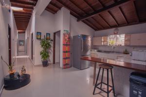 eine große Küche mit einer Theke und einem Kühlschrank in der Unterkunft Hotel Palma De Sevilla in Medellín
