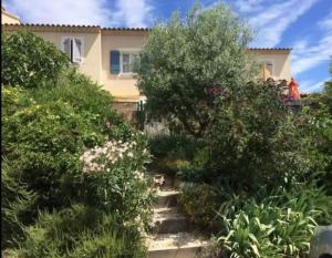 A garden outside Maison dans beau village du Luberon