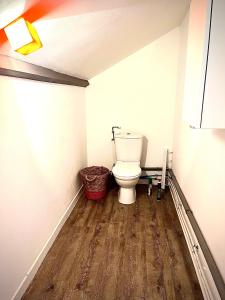uma casa de banho com WC no canto de um quarto em Logement indépendant 1 à 2 chambres, idéal séjour Bourg en bresse em Péronnas