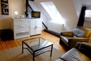 een woonkamer met een bank en een salontafel bij heidel-home 1Raum Studio in Heidelberg