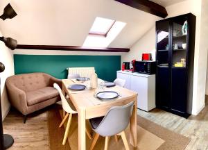 Péronnas的住宿－Logement indépendant 1 à 2 chambres, idéal séjour Bourg en bresse，客厅配有桌子和沙发