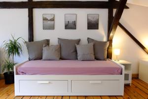 1 dormitorio con 1 cama blanca con sábanas moradas en heidel-home 1Raum Studio en Heidelberg