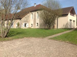 uma grande casa de tijolos com uma entrada de cascalho em Le domaine de Marie em Port-sur-Saône