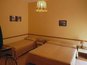 Postel nebo postele na pokoji v ubytování Hotel Virgilio + 37 fotografií