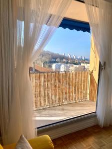 Fotografia z galérie ubytovania Bergson Top - Appart 80m2, 2 grandes chambres, entièrement rénovée et équipée, lumineux, WIFI, balcon, calme, vue imprenable v destinácii Saint-Étienne