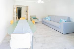 sala de estar con mesa de cristal y sofá en 097 - Casa Stella a Riva Trigoso, 300 metri da mare e spiaggia, POSTO AUTO PRIVATO GRATIS, en Sestri Levante